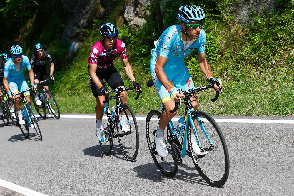 Michele Scarponi (Astana) leads Landa.