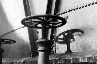 Об’єкти, такі як кран на цьому трубопроводі, також залишали тіні на деяких поверхнях після того, як захистили частини свого оточення від радіації