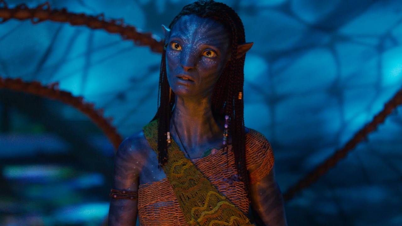 Neytiri (Zoe Saldaña) talks to Jake in Avatar: Fire and Ash.