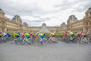 Paris, France - Men’s Road Race - The peloton pass by Musée du Louvre Luka Mezgec (Slovenia), Simon Clarke (Australia), Michael Matthews (Australia), Juan Ayuso (Spain), Ben O'Connor (Australia), Felix Grossschartner (Austria)