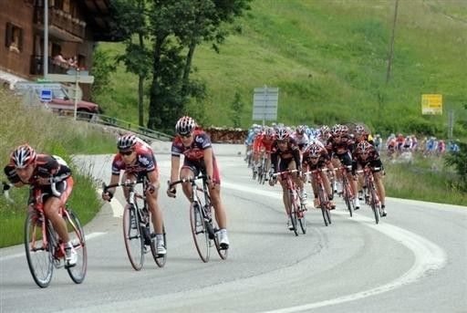 Caisse d'Epargne and Silence-Lotto drive the pace on the descent of the Croix de Fer.