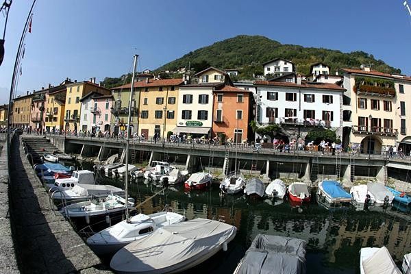 The peloton passes by the shorefront of Lake Como