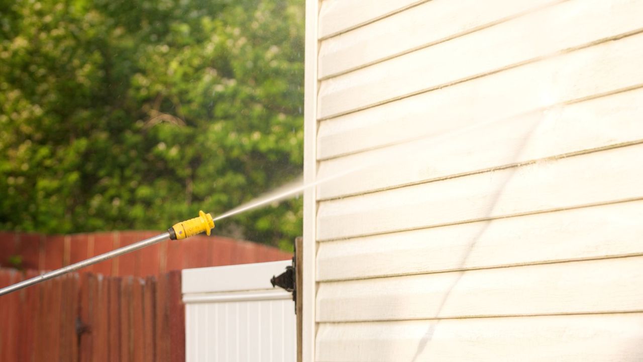 Pressure washing a dirty house