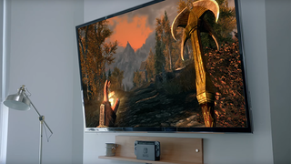 TV ophængt på væg med billede fra The Elder Scrolls V: Skyrim