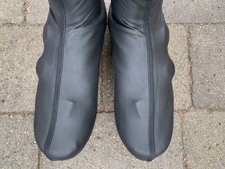 Image shows a rider wearing dhb's Equinox Windproof overshoes.