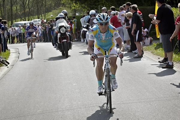 Alexandre Vinokourov (Astana) attacks his breakaway companion Alexandr Kolobnev (Katusha).