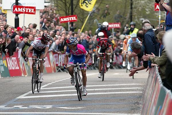 A lot of checking in the sprint as Cunego realises he will win, while Schleck understands he won't.