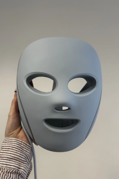 Beauty Director Hannah Baxter tests the Shark's CryoGlow Under-Eye Cooling + LED Anti-Aging & Skin Clearing Face Mask
