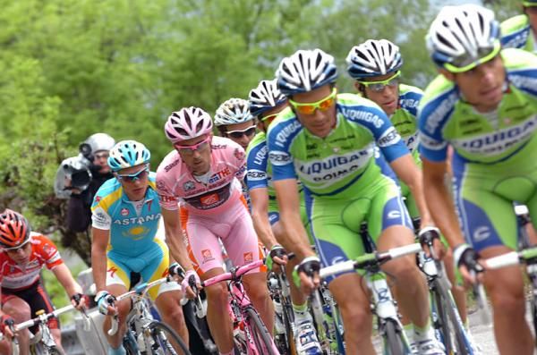 Giro leader David Arroyo (Caisse d'Epargne) keeps an eye on Ivan Basso.