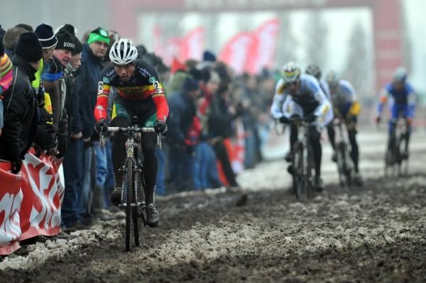 Sven Nys (Landbouwkrediet) opens a gap.