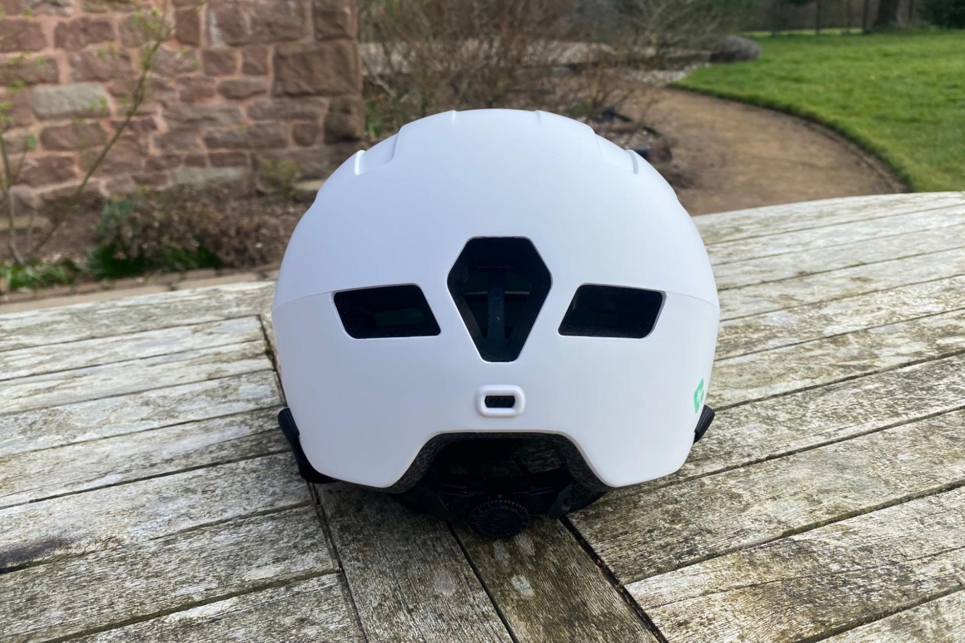 Image shows the LAZER CityZen KinetiCore bike helmet