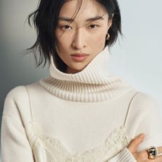 A model wearing a white jumper from Zara.