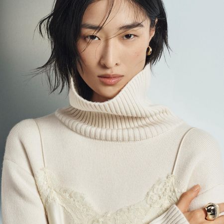 A model wearing a white jumper from Zara.