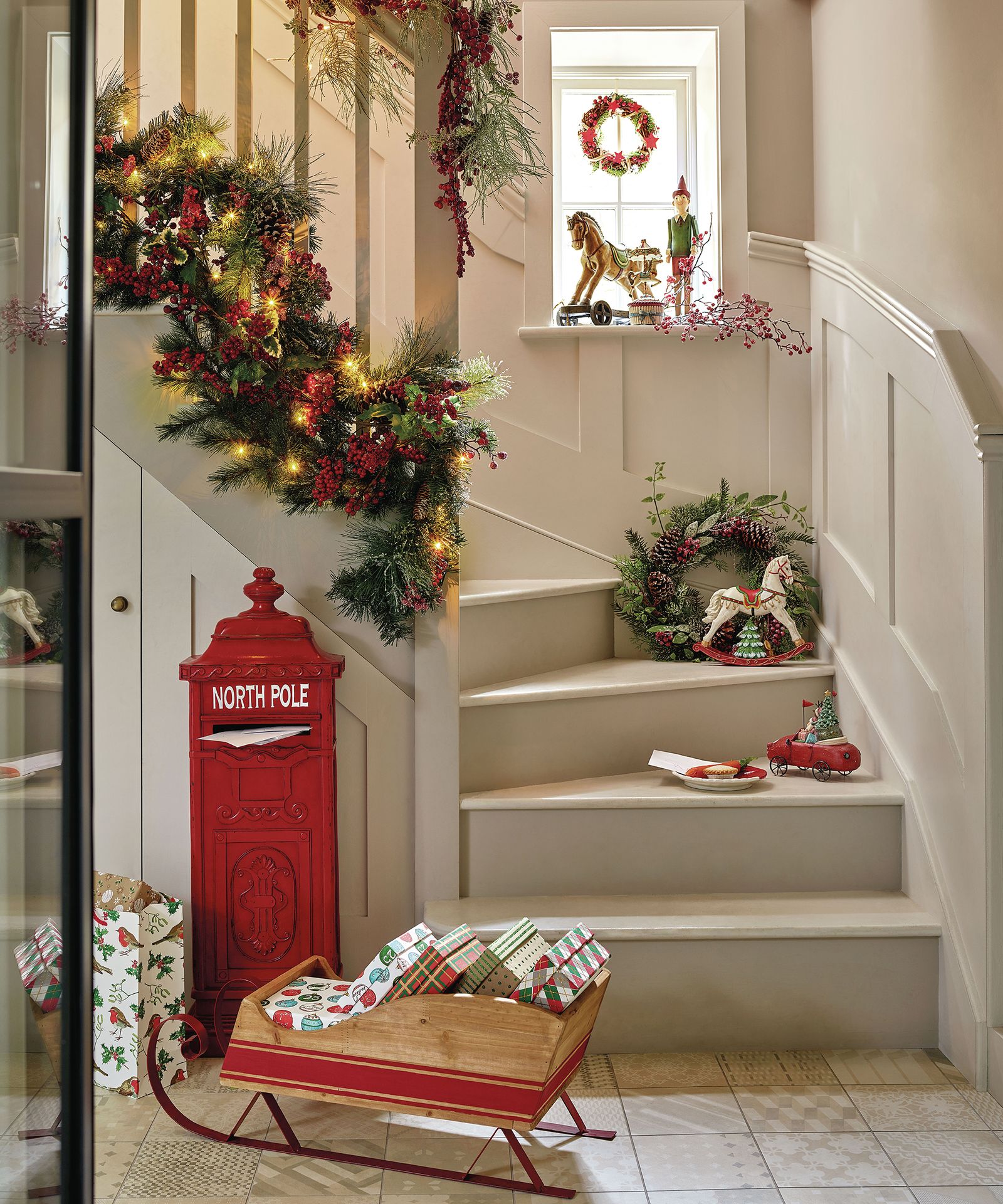 13 Christmas window displays to add a seasonality to sills | Real Homes