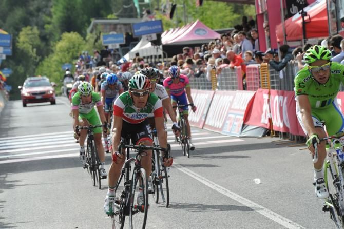 Italian champion Franco Pellizotti (Androni Giocattoli) finishes near the front of the maglia rosa group