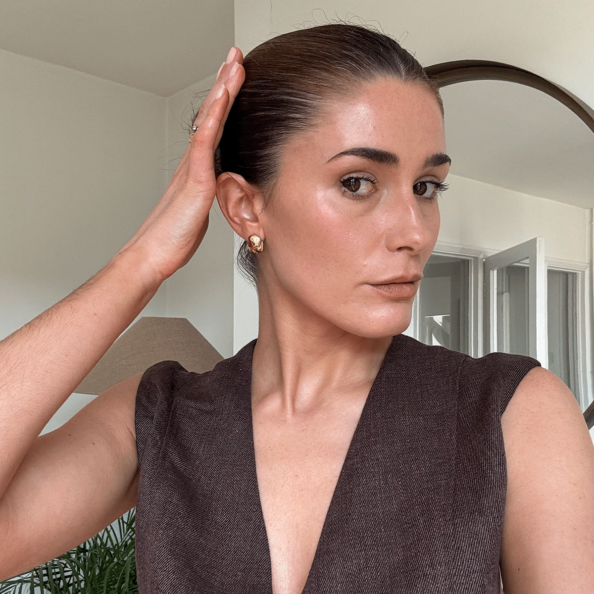 A gif showing Eleanor with a slicked-back hairstyle