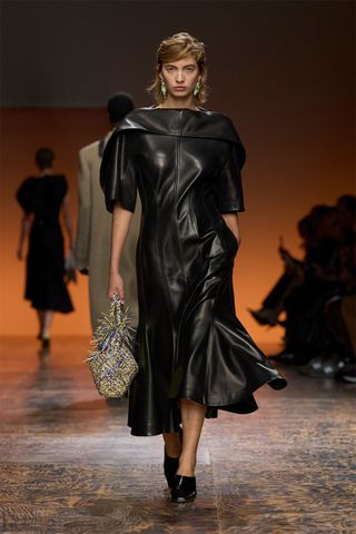 Look de passarela outono/inverno 2024 da Bottega Veneta com vestido de couro.