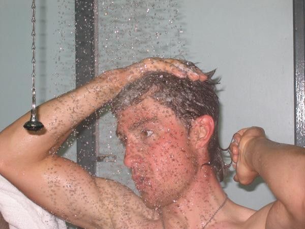 Bernhard Eisel (FDJ) enjoys the shower
