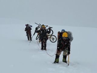 Neil Laughton y su equipo en el recorrido en bicicleta más alto del mundo Guinness