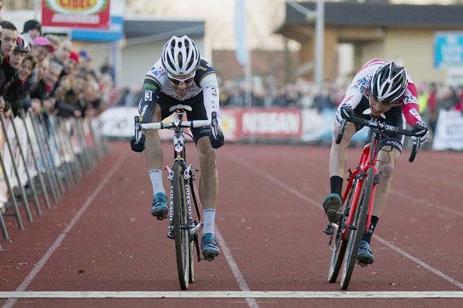 Niels Albert wins with a bike throw over van der Poel