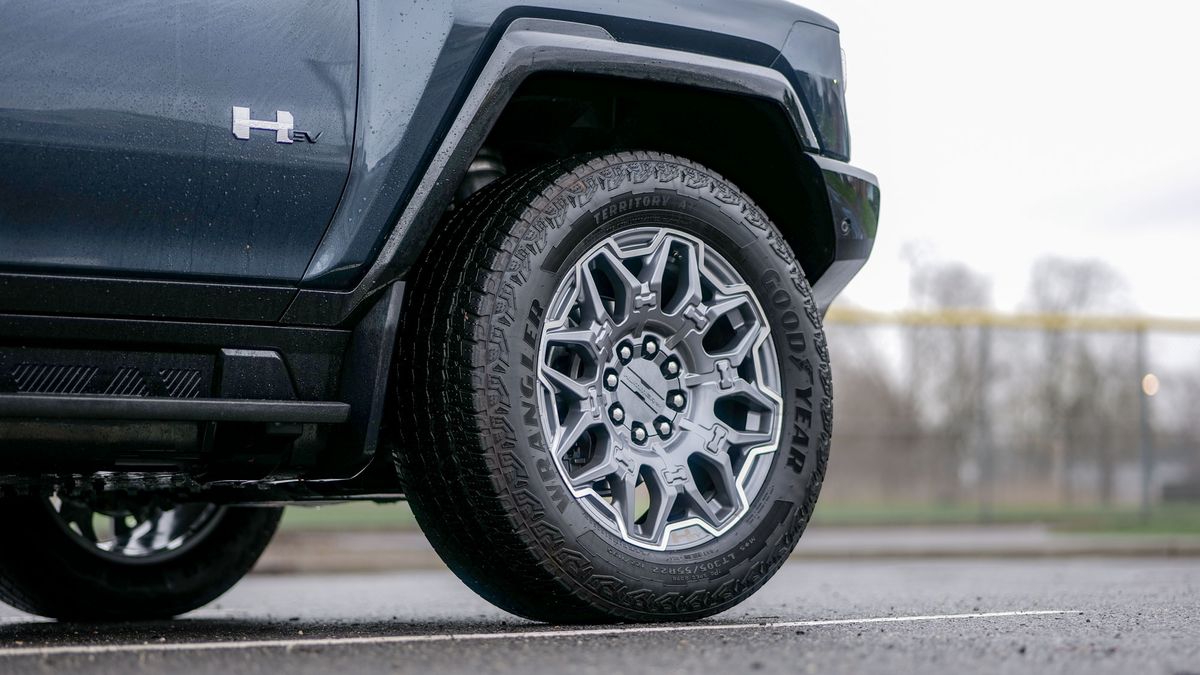 2025 GMC Hummer EV 3X SUV test drive.