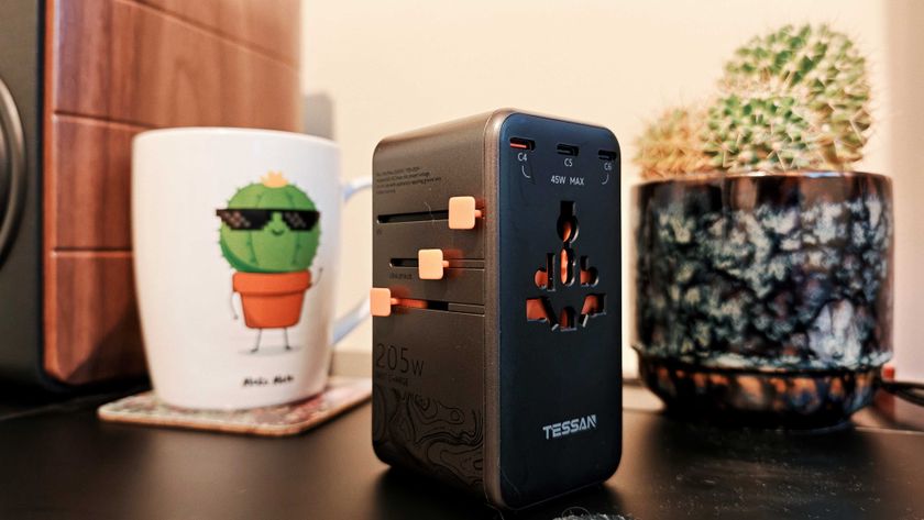 Tessan Voyager 205 travel charger in front of a mug and a plant on a desk