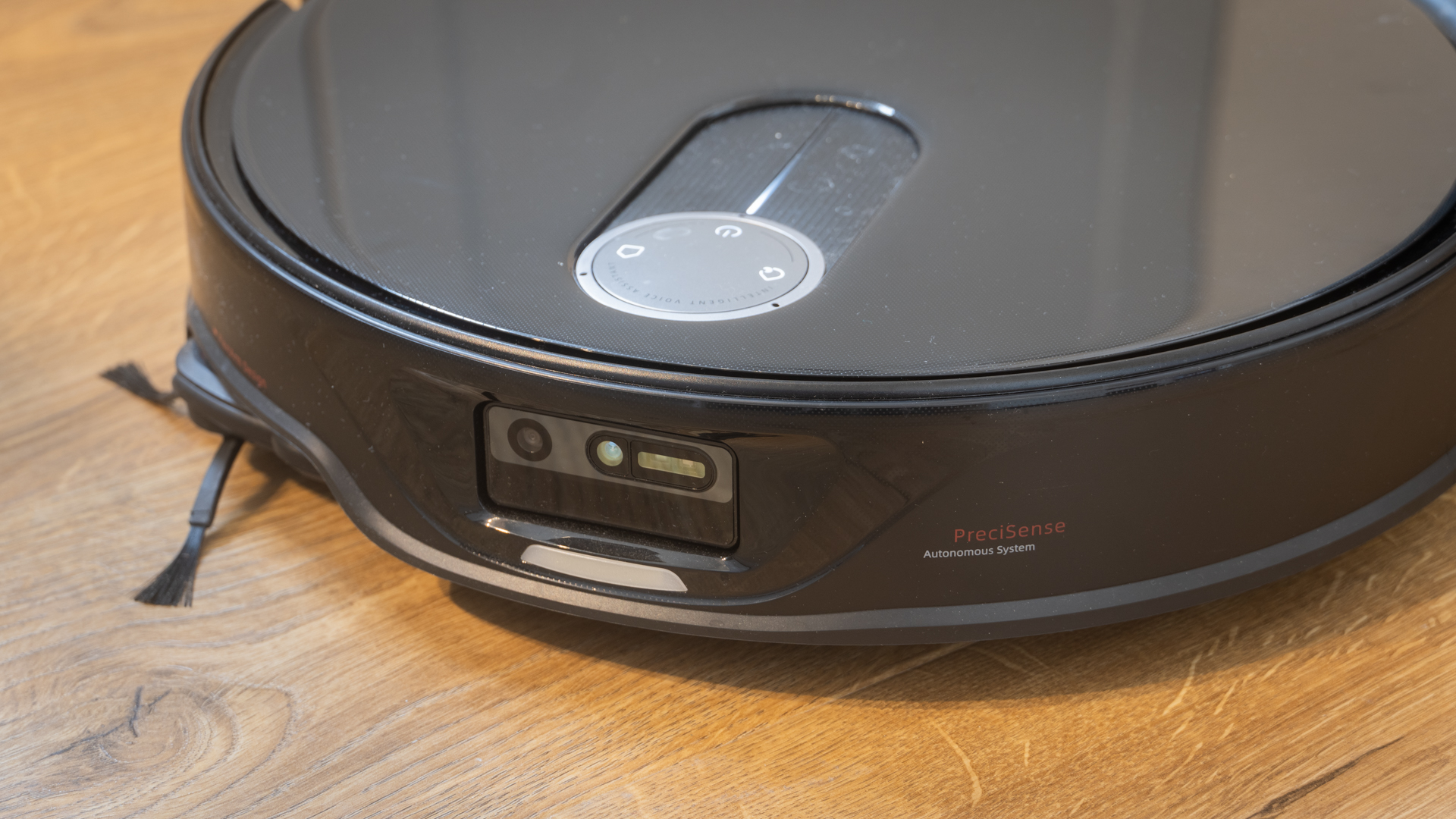 Close up of camera on front of Roborock Qrevo Slim robot vacuum