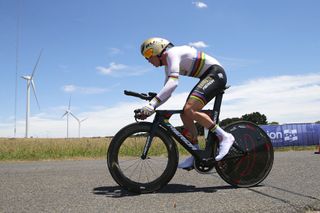 Rohan Dennis (Bahrain-Merida) fights the wind