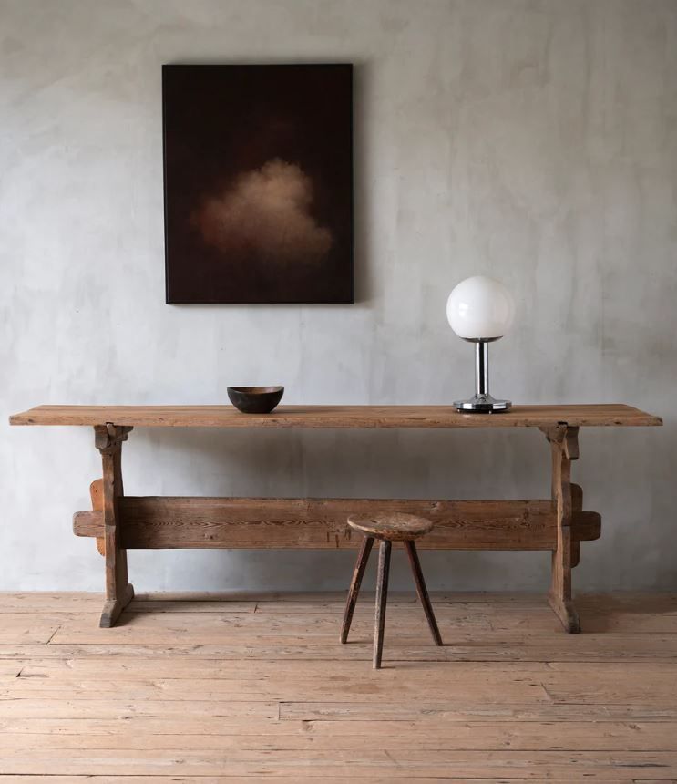 τραπεζαρία με ξύλινο τρίκλινο