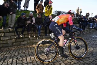 Lotte Kopecky attacks up the Kapemuur during Omloop 2023