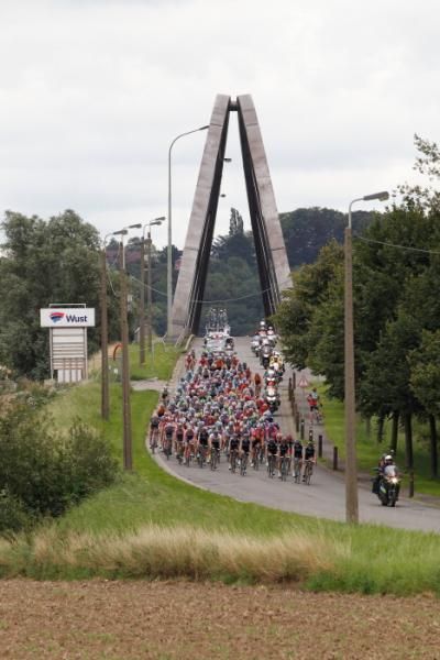 The peloton in stage 5 of the Eneco Tour