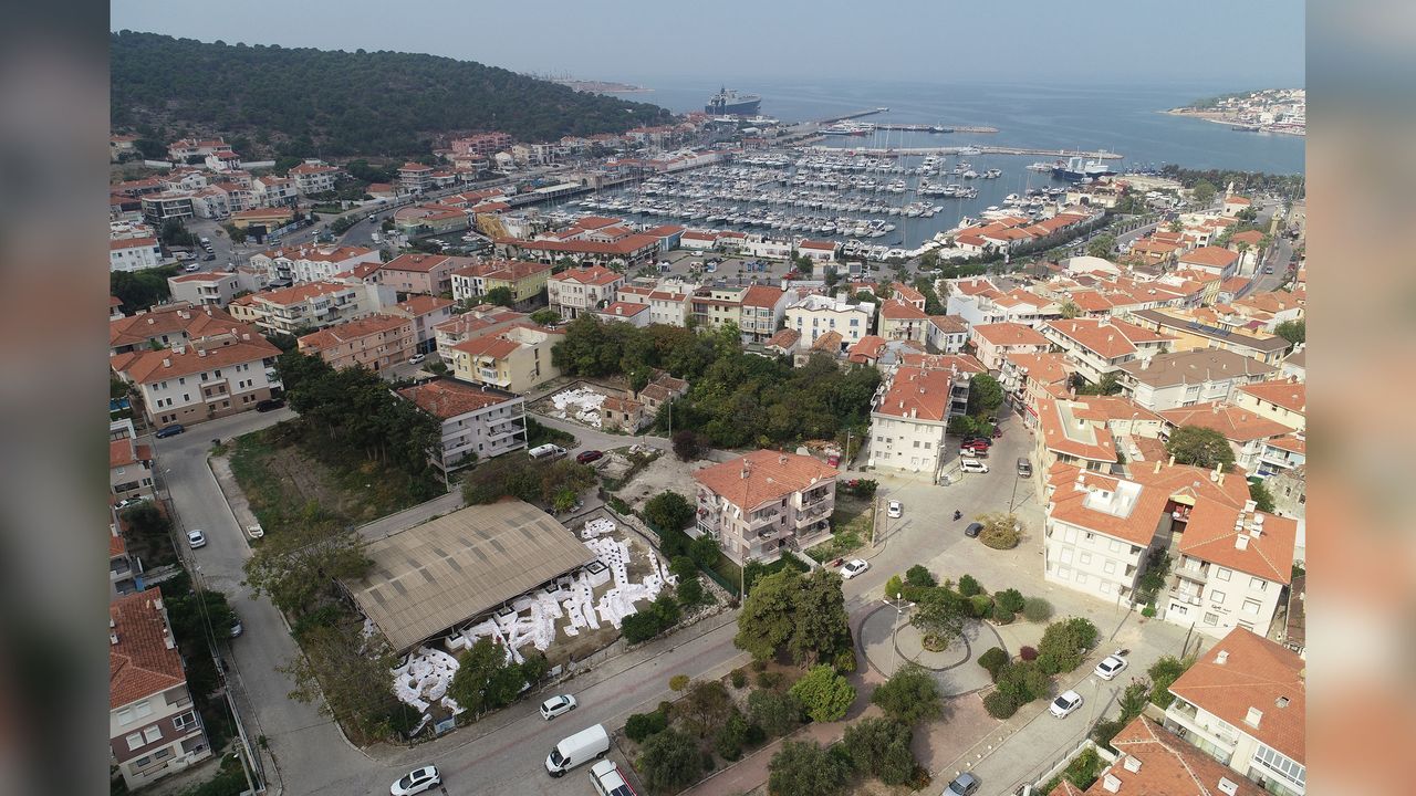 &Ccedil;eşme on Turkey's Aegean coast is one of the region's most popular seaside resorts. The archaeological site was discovered near the front of the marina.