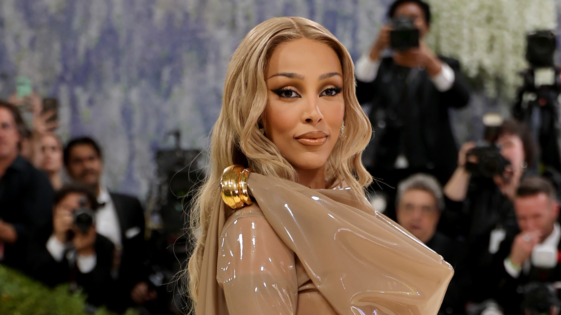 Doja Cat posing on the carpet of the Met Gala