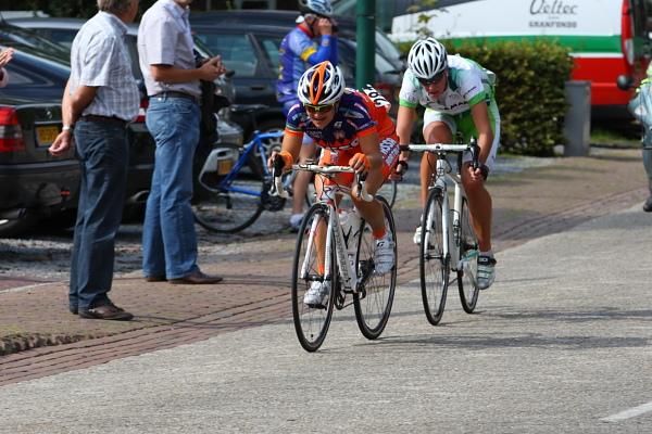 Valentina Bastianelli (Top Girls Fassa Bortolo - Ghezzi) and Janneke Ensing (Dolmans Landscaping) bridge across to solo leader, Martine Bras