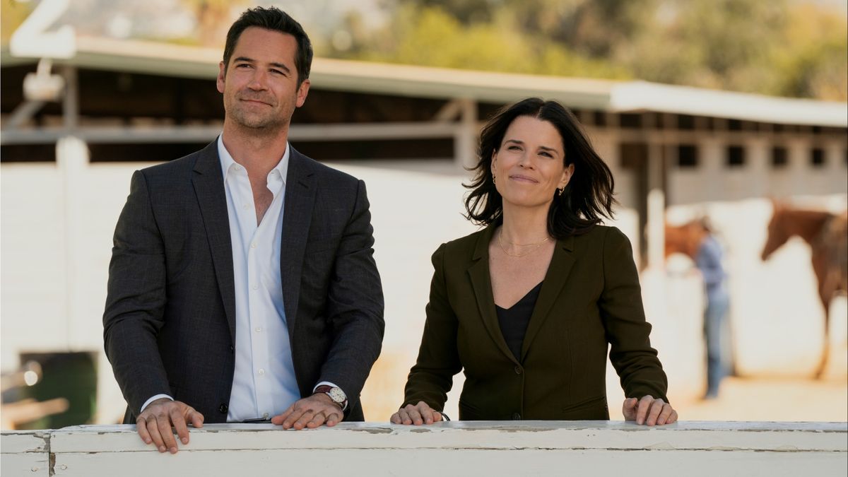 Manuel Garcia-Rulfo and Neve Campbell in The Lincoln Lawyer