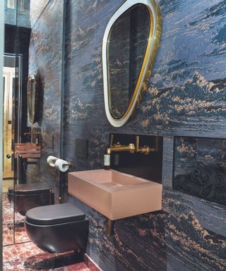 Exotic stone: cloakroom with dark marble wallpaper