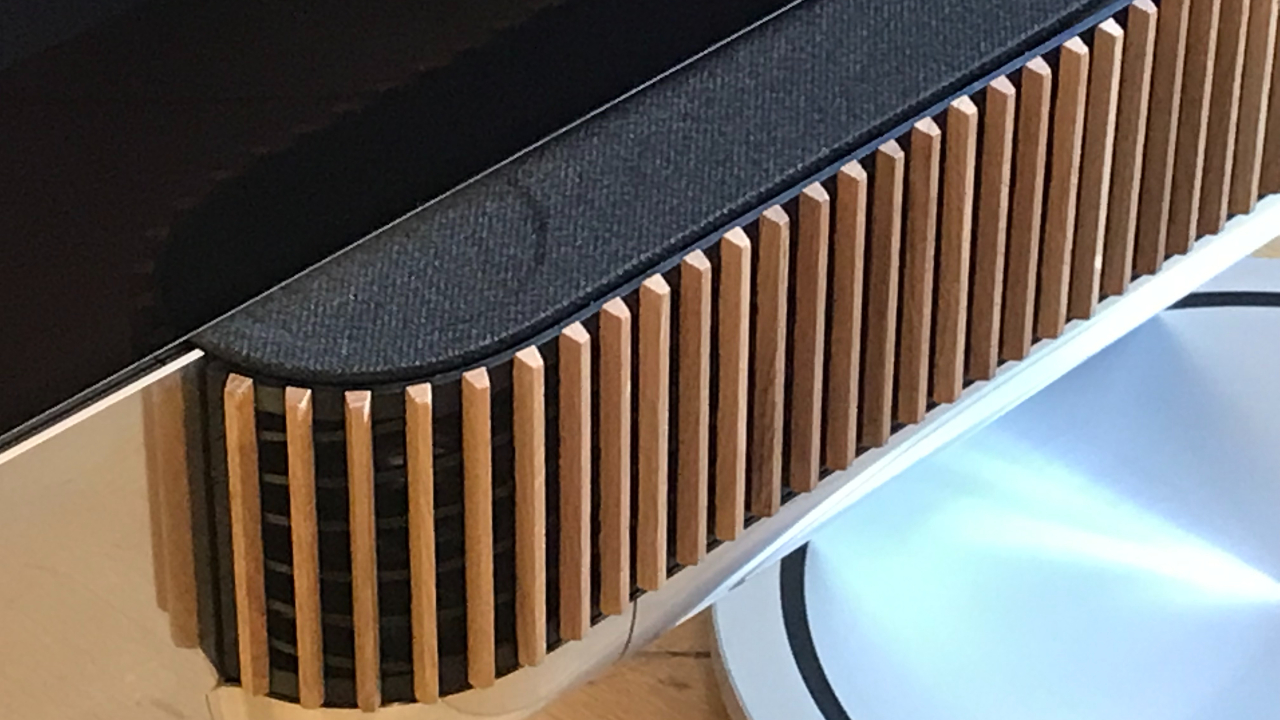 Detalle de Beosound Theatre que muestra un hermoso diseño en madera