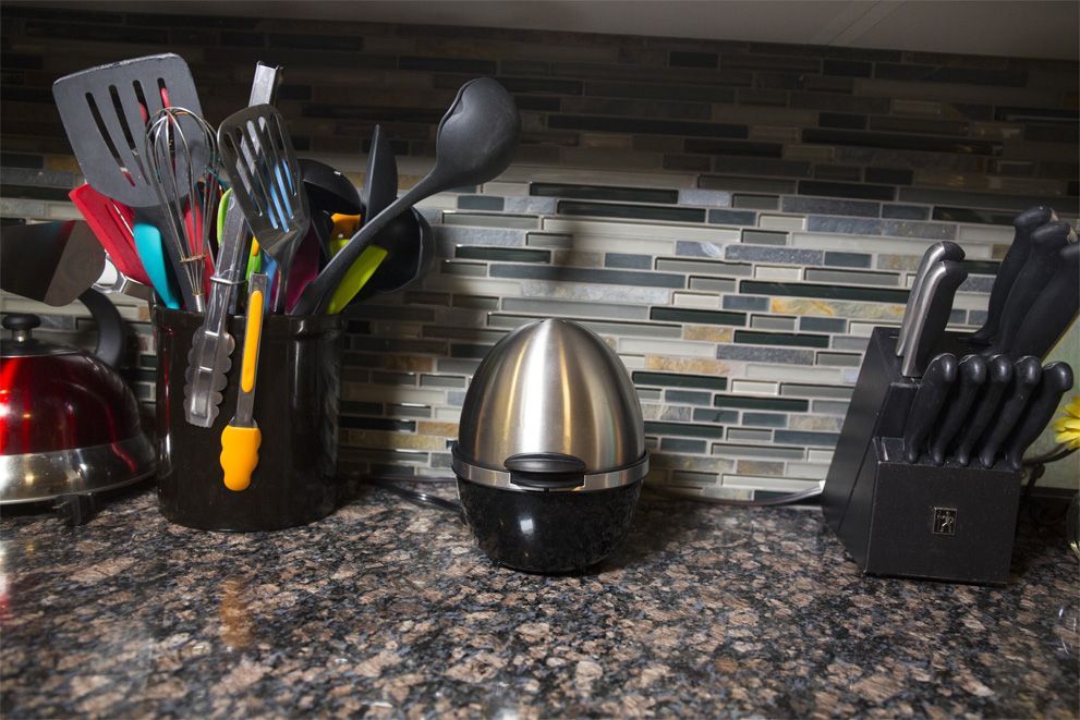 The brushed stainless-steel exterior is attractive and would fit into any kitchen d&eacute;cor.