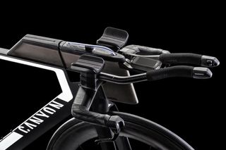 The integrated front bottle and Garmin mount