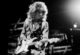 Bonnie Raitt performs onstage at the Aire Crown Theater, Chicago, Illinois, June 28, 1995.