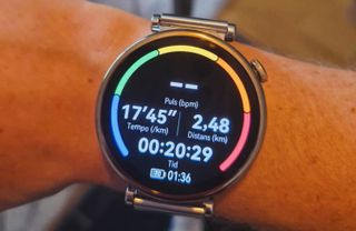 En Huawei Watch GT4 visar träningsstatistik.