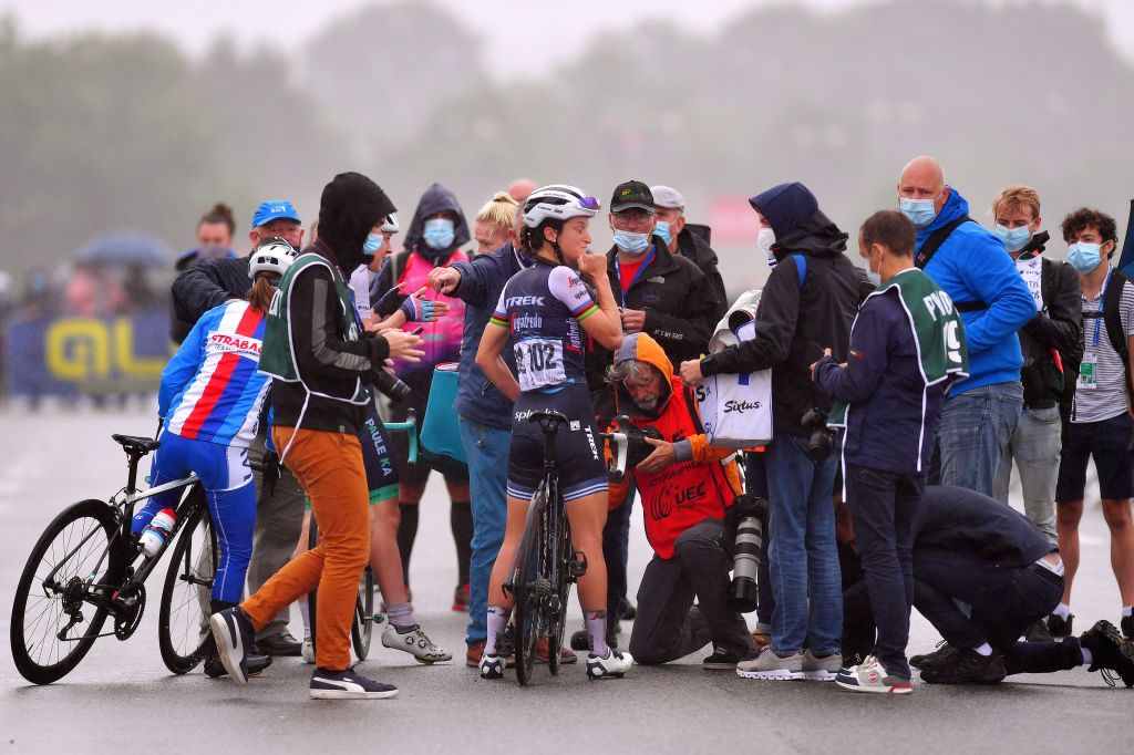 Lizzie Deignan (Trek-Segafredo) is mobbed at the finish