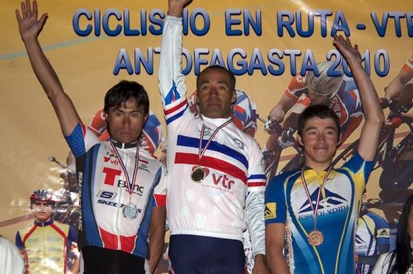 Men Elite podium: Marco Arriagada (T-Banc Sketchers), Luis Sepulveda (OGM), Elias Adrian (Minera Escondida).
