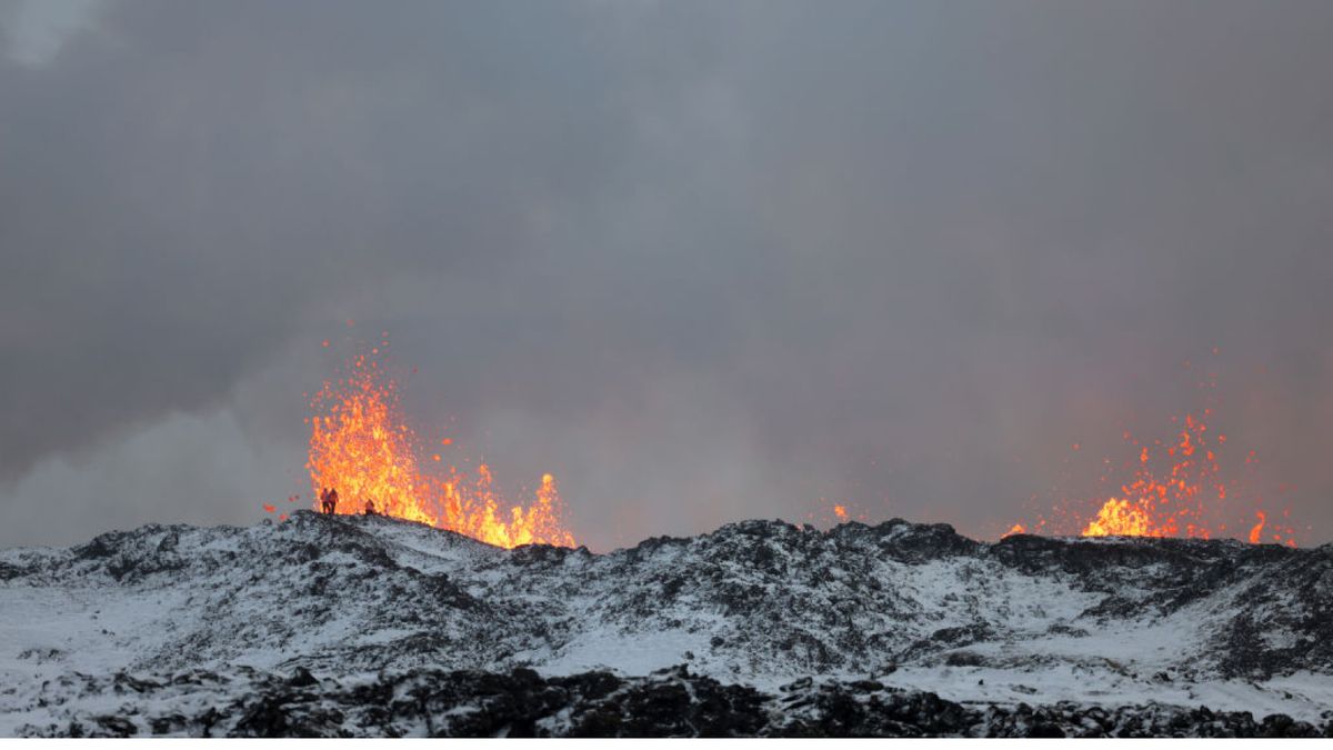 Breathtaking photos show wall of lava erupting from volcano on Iceland ...