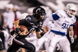 Desmond Ridder of the Cincinnati Bearcats will take on Georgia in the Peach Bowl on New Year's Day. 