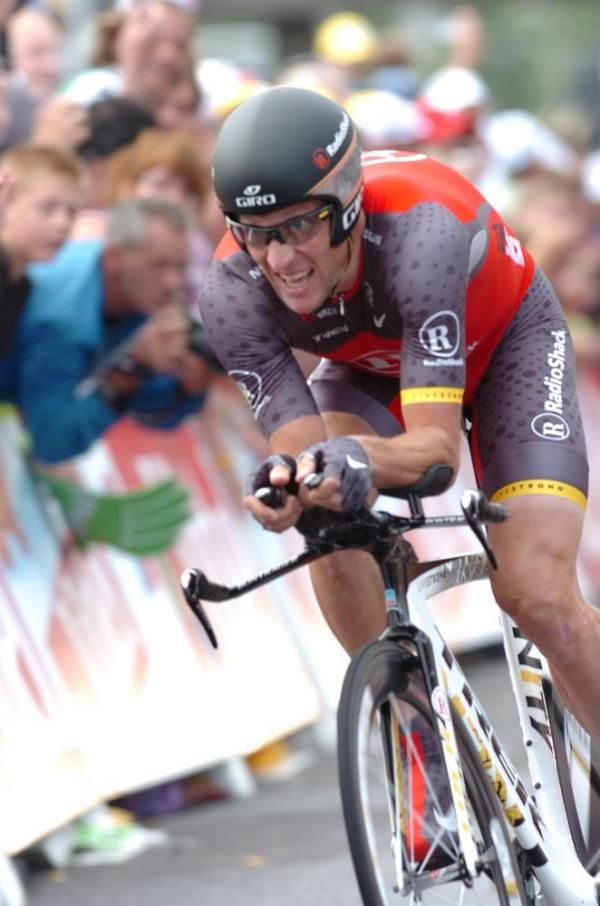 Lance Armstrong (RadioShack) in his aero tuck