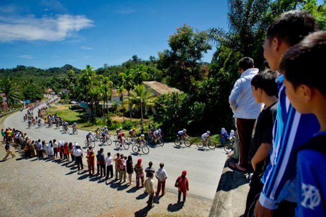 The peloton in action during stage 4 of the 2013 Tour de Singkarak