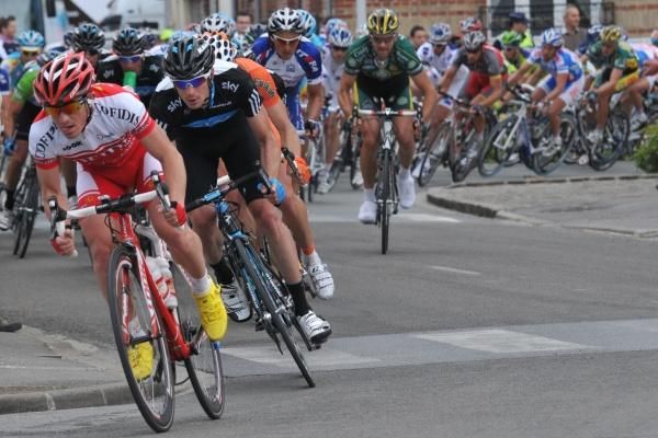 The peloton stream into Sissonne
