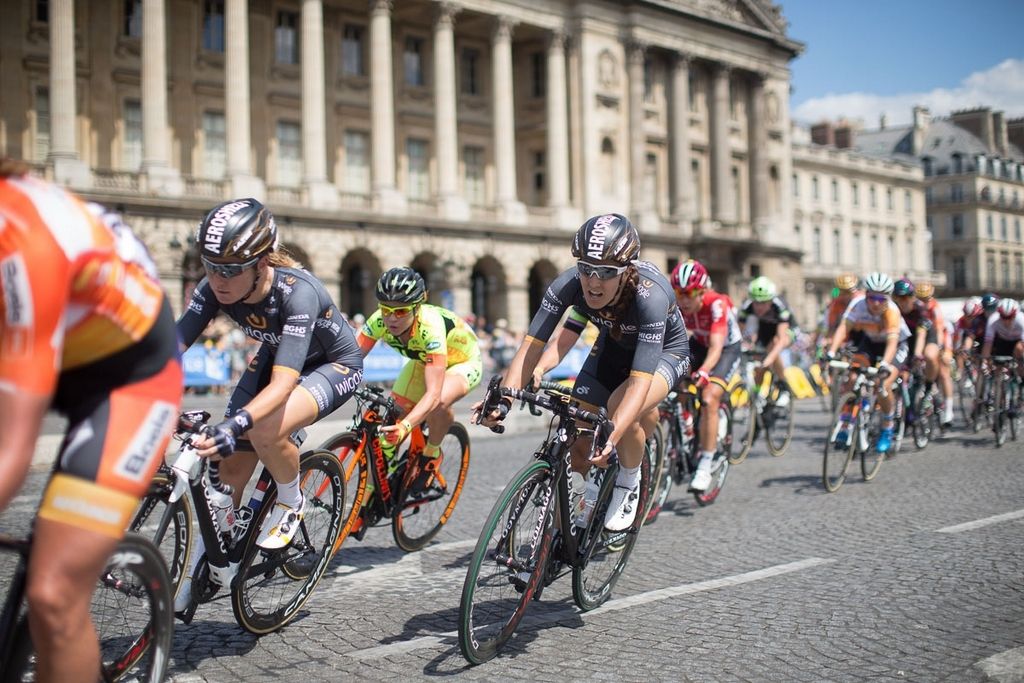 Dani King (Wiggle High5) in the peloton