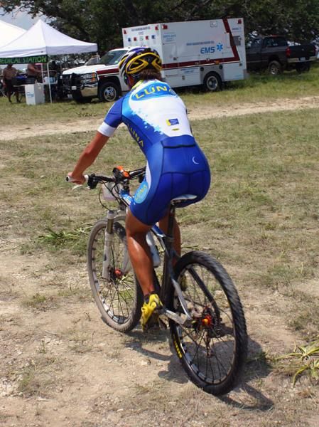 Katerina Nash (Luna) hasn't been doing funky workouts at the gym - like many racers, she's got ice bags stuffed down the back of her skinsuit to ward off the heat.